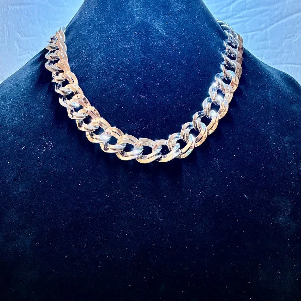 Vintage Signed “MONET” Heavy Chain-linked Necklace in a Silver Tone Setting - Picture 1 of 12